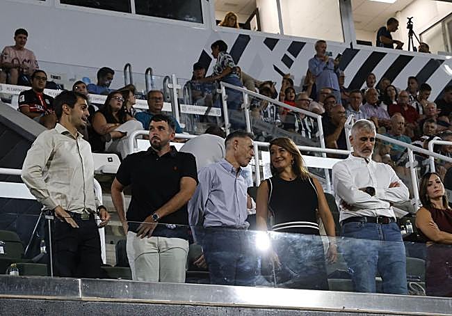 Alejandro Arribas y Víctor Alonso, con los ediles José Martínez y Cristina Mora.