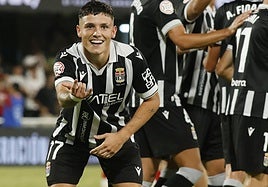 Kevin Sánchez hace el gesto de la araña para celebrar su gol, el tercero del Cartagena en el partido de anoche.