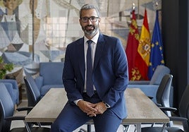 Francisco Lucas, en su despacho de la Delegación del Gobierno, expone los objetivos de su nuevo mandato y espera que López Miras conteste a su petición de una primera reunión entre ambos.