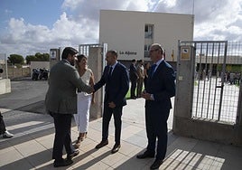 El presidente regional llega al nuevo colegio para el acto de inauguración.