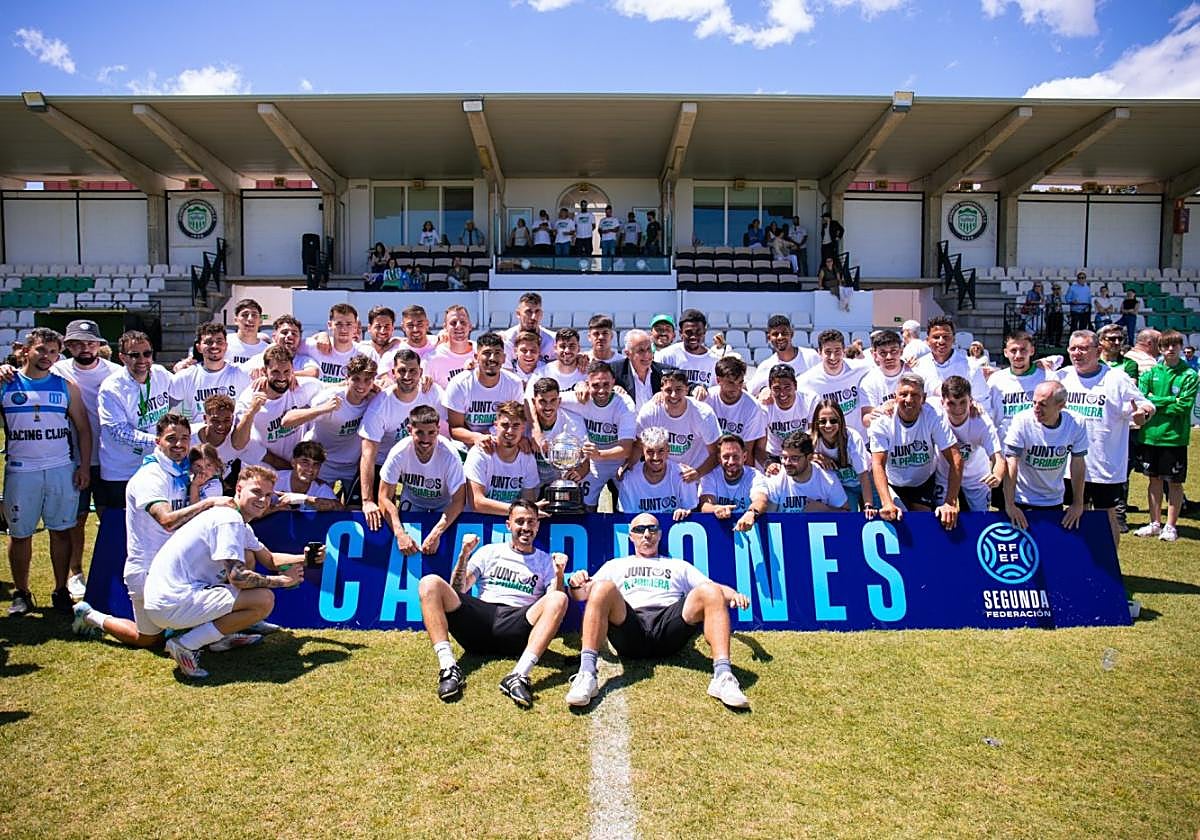 La plantilla del Juventud Torremolinos celebra la pasada temporada su ascenso a Primera Federación como campeona del Grupo IV de Segunda RFEF.