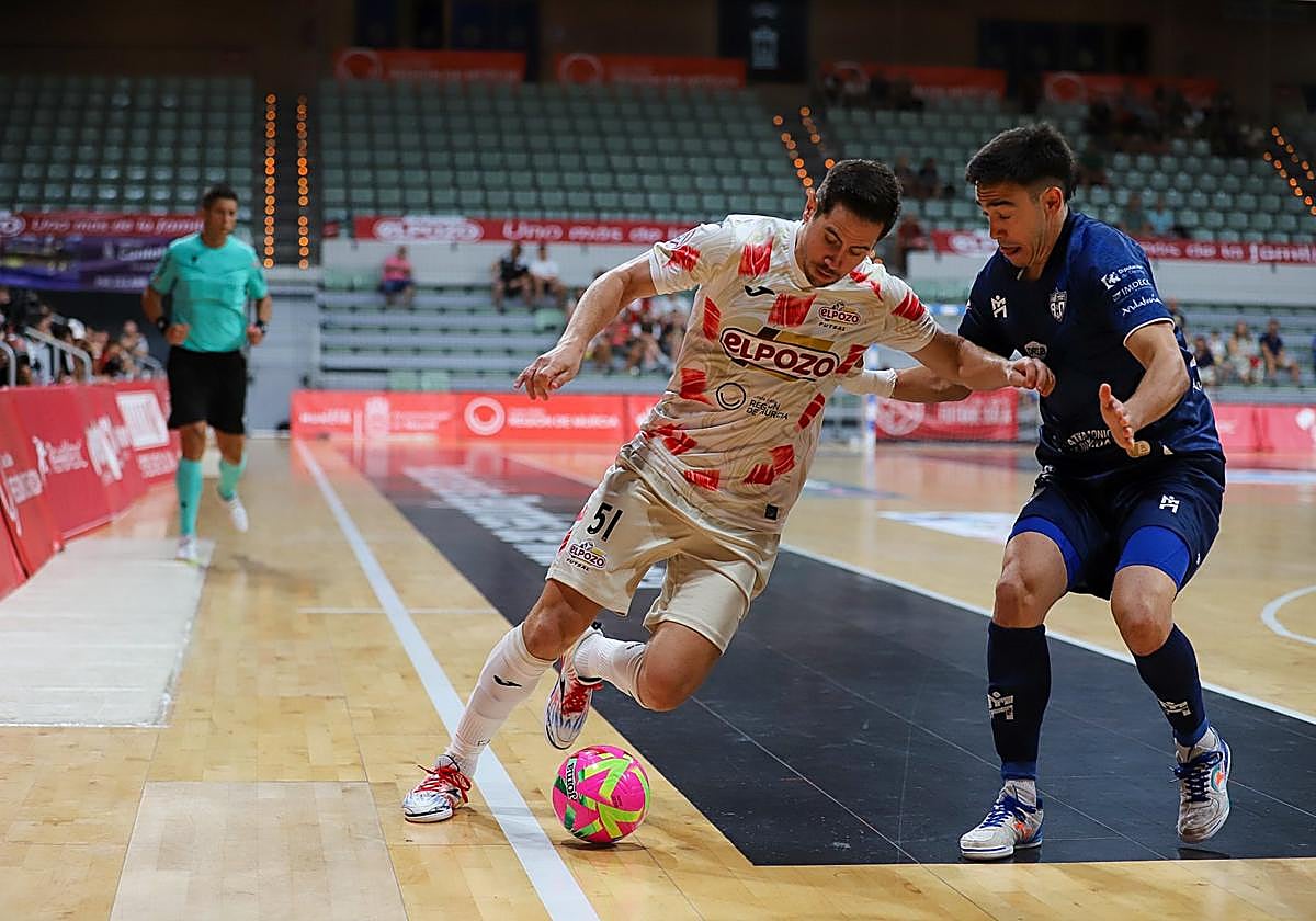 Bebe, que volvía a jugar un partido oficial con ElPozo, quiere regatear a un rival.