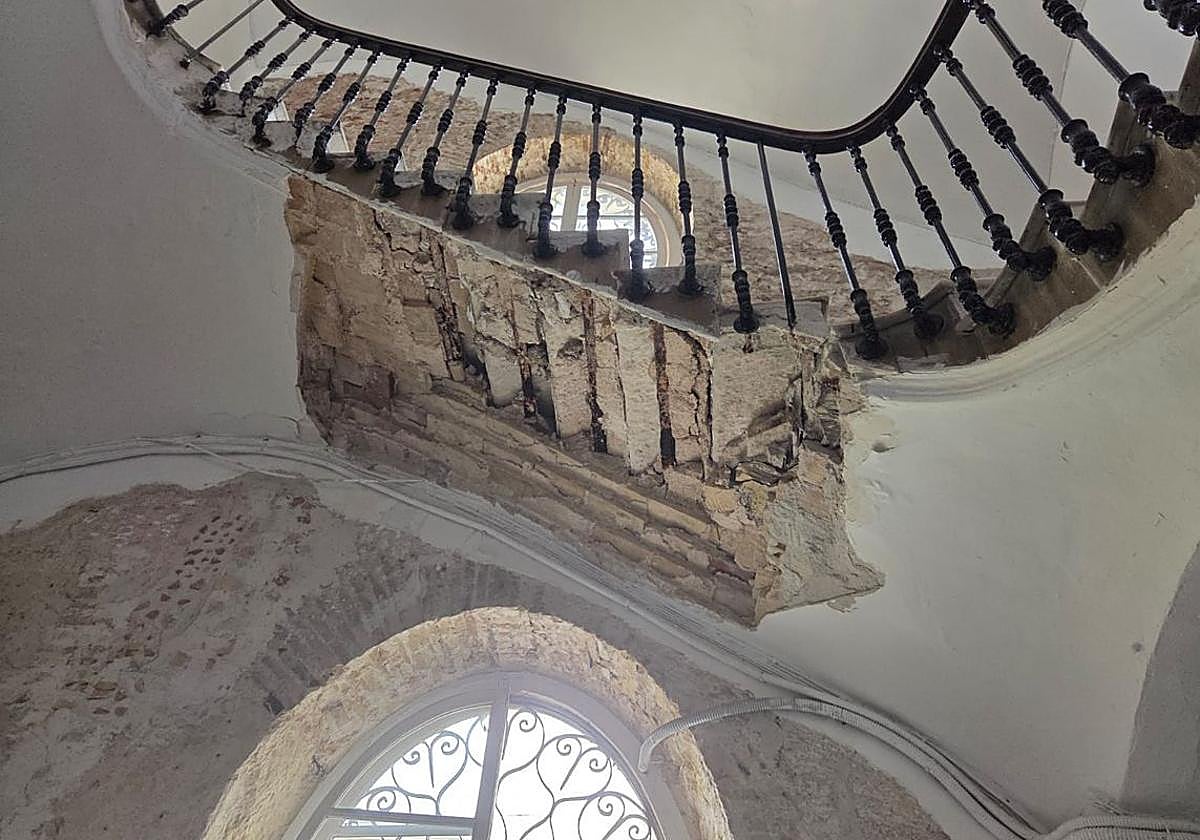 Imagen del derrumbe de la escalera del edificio de Cartagena.