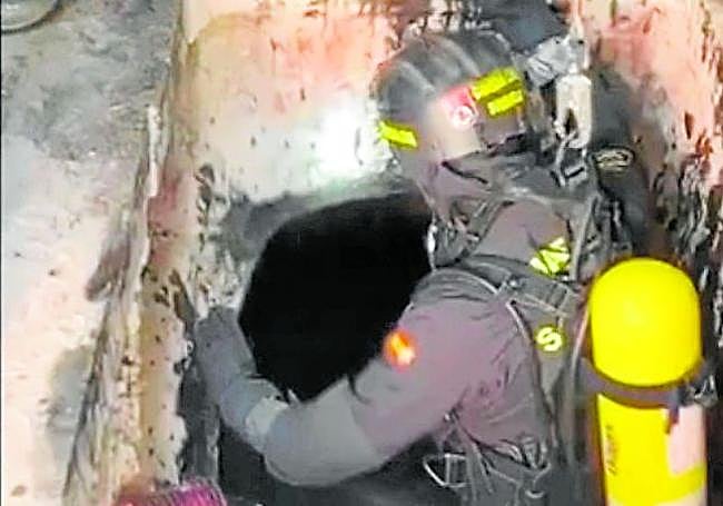 Un guardia civil en el depósito donde estaban los africanos, en Librilla.