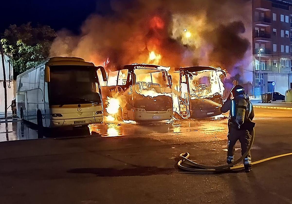 Las llamas afectan a varios autobuses de Jumilla.
