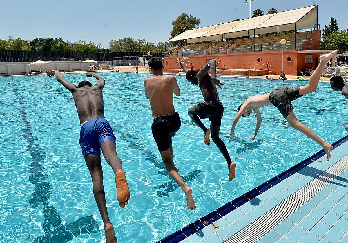 Jóvenes en una de las piscinas municipales de Murcia, en una imagen de archivo.