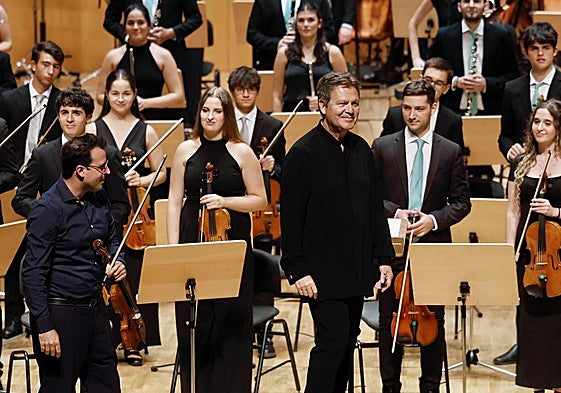 Manuel Hernández-Silva saluda al público en presencia de Coeytaux y del resto de los jóvenes músicos.