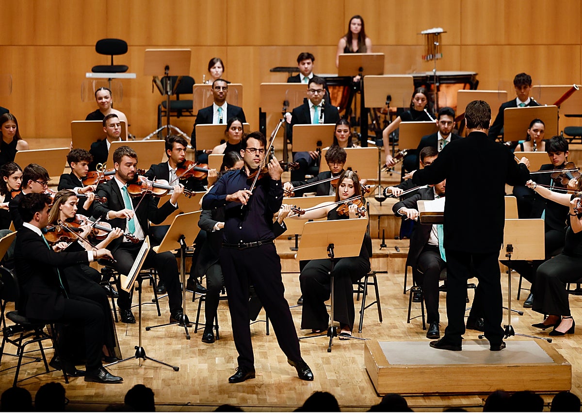 Imagen secundaria 1 - La Orquesta de Jóvenes de la Región de Murcia emociona con Chaikovski y Dvořák
