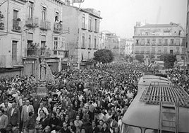 Multitud. La Patrona, a su paso por el barrio del Carmen, en una instantánea del gran fotógrafo Juan López que se conserva en el Archivo Almudí.