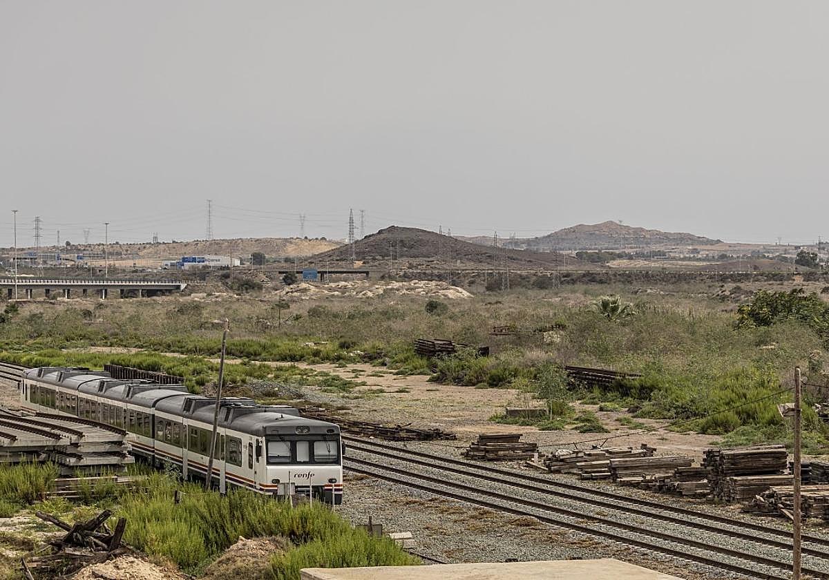 Terrenos de El Hondón vistos desde la estación de trenes, con el viaducto de la A-30 al fondo.