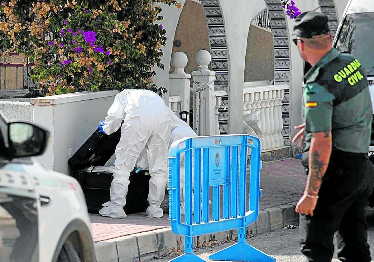 Agentes de la Guardia Civil en la casa de Camposol donde hallaron los cuerpos de los ecuatorianos.