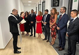 Un sacerdote bendice el edificio en presencia de las autoridades que presidieron la inauguración.