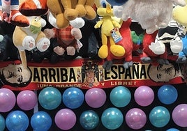 Un puesto de la Feria de Murcia con simbología franquista.