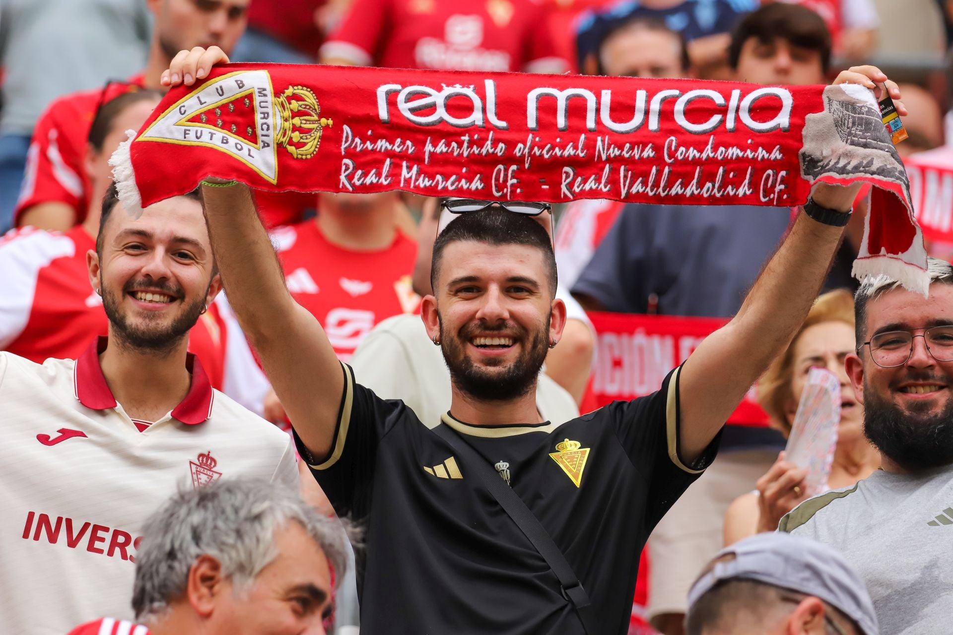 La grada celebra la victoria del Real Murcia, en imágenes