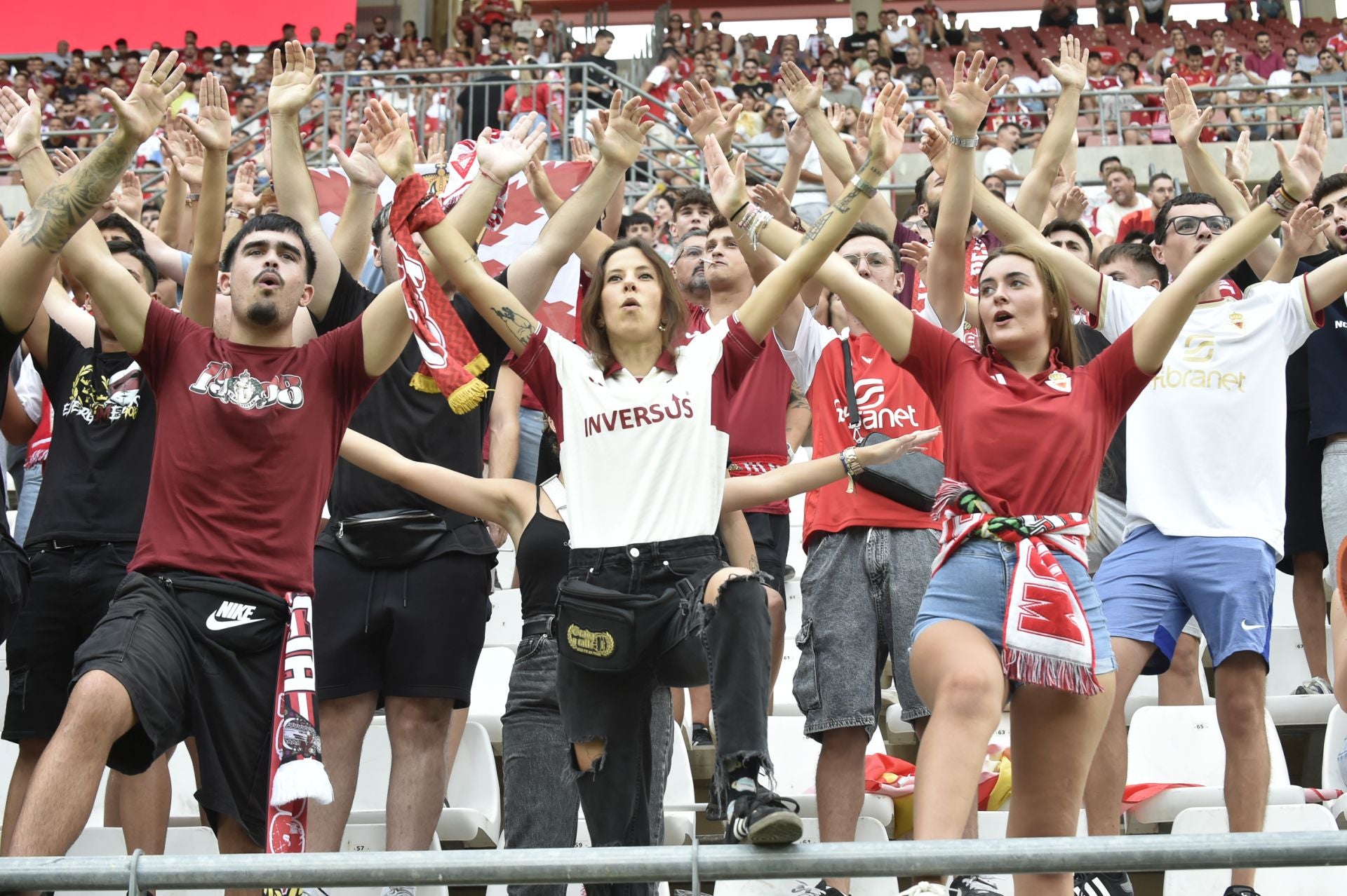 La grada celebra la victoria del Real Murcia, en imágenes