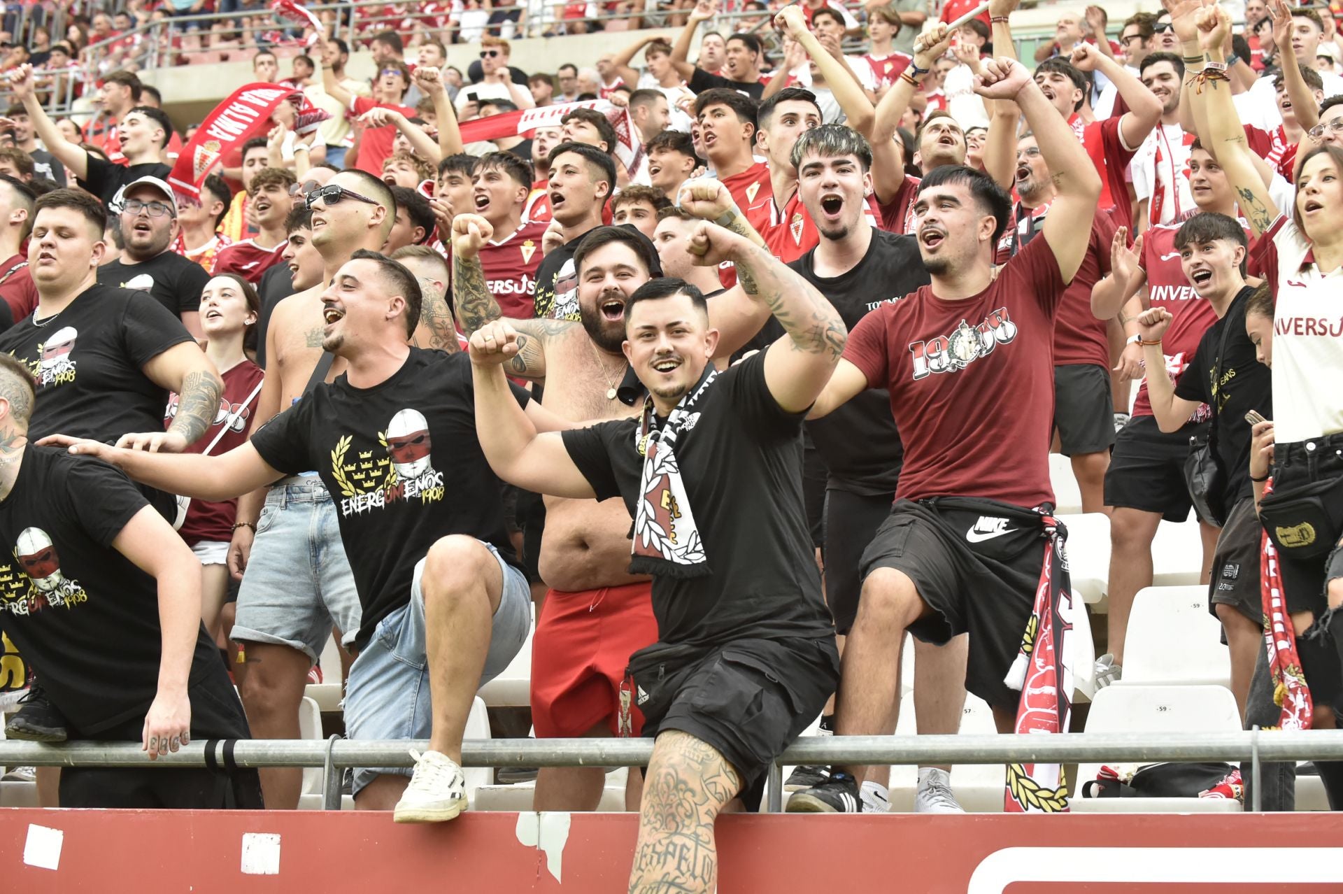La grada celebra la victoria del Real Murcia, en imágenes