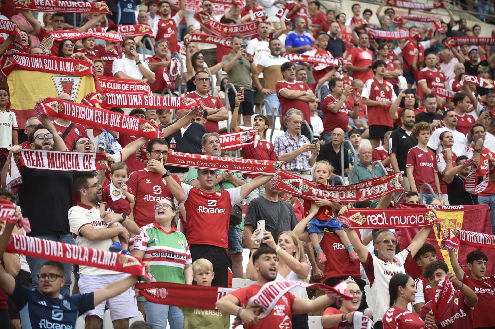 La grada celebra la victoria del Real Murcia, en imágenes