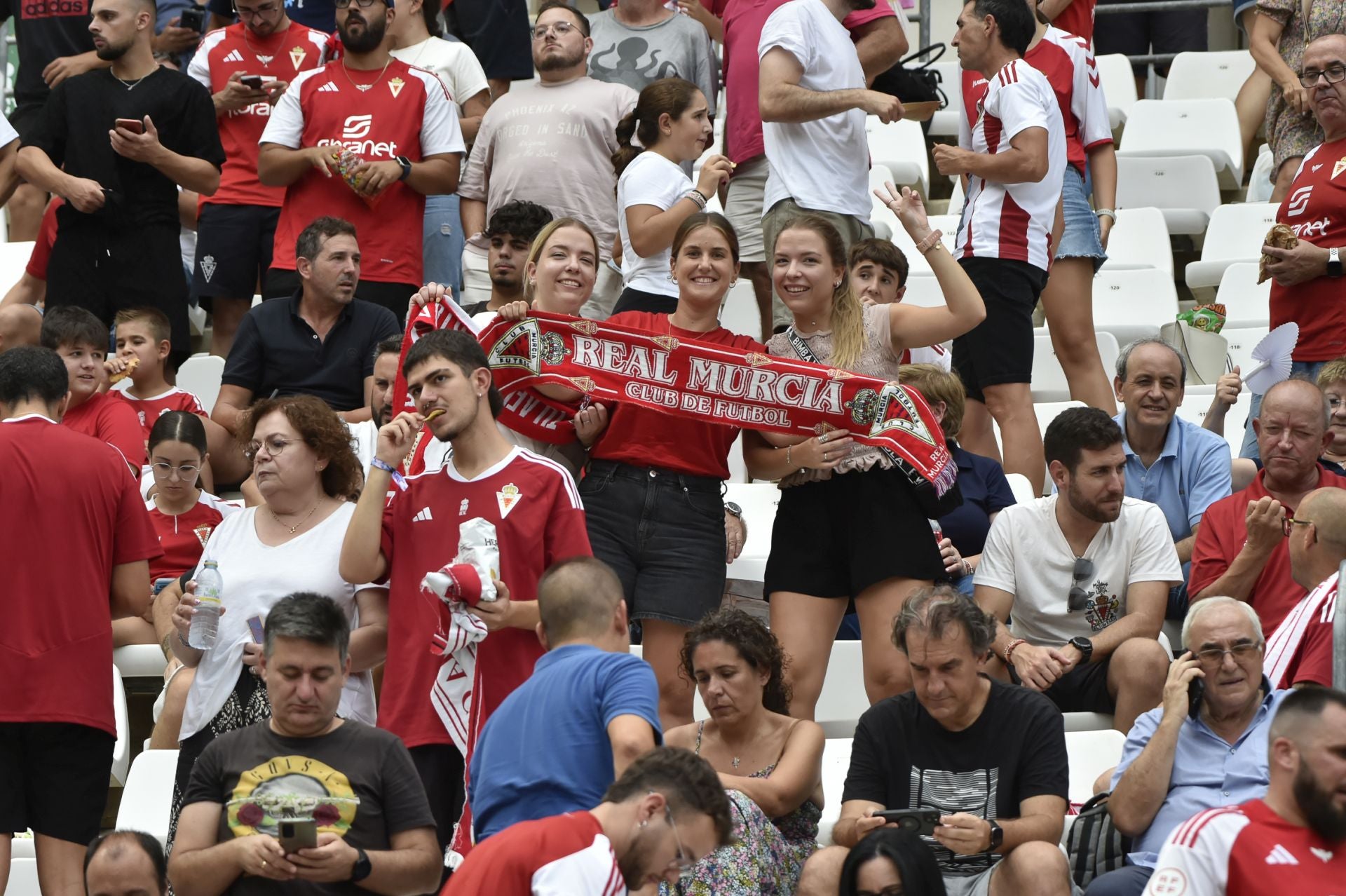 La grada celebra la victoria del Real Murcia, en imágenes