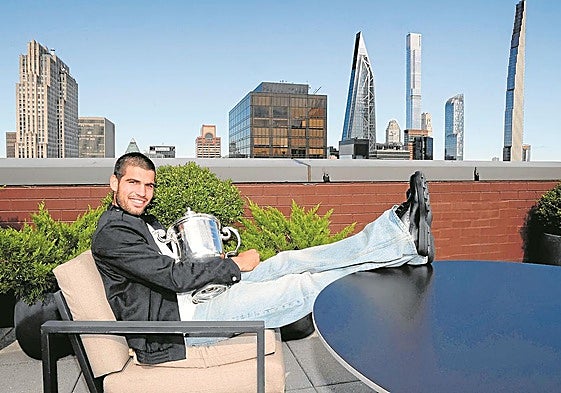 Carlos Alcaraz, este lunes posando en la terraza del Rockefeller Center de Nueva York.
