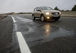 Imagen de archivo de una carretera en mal estado.