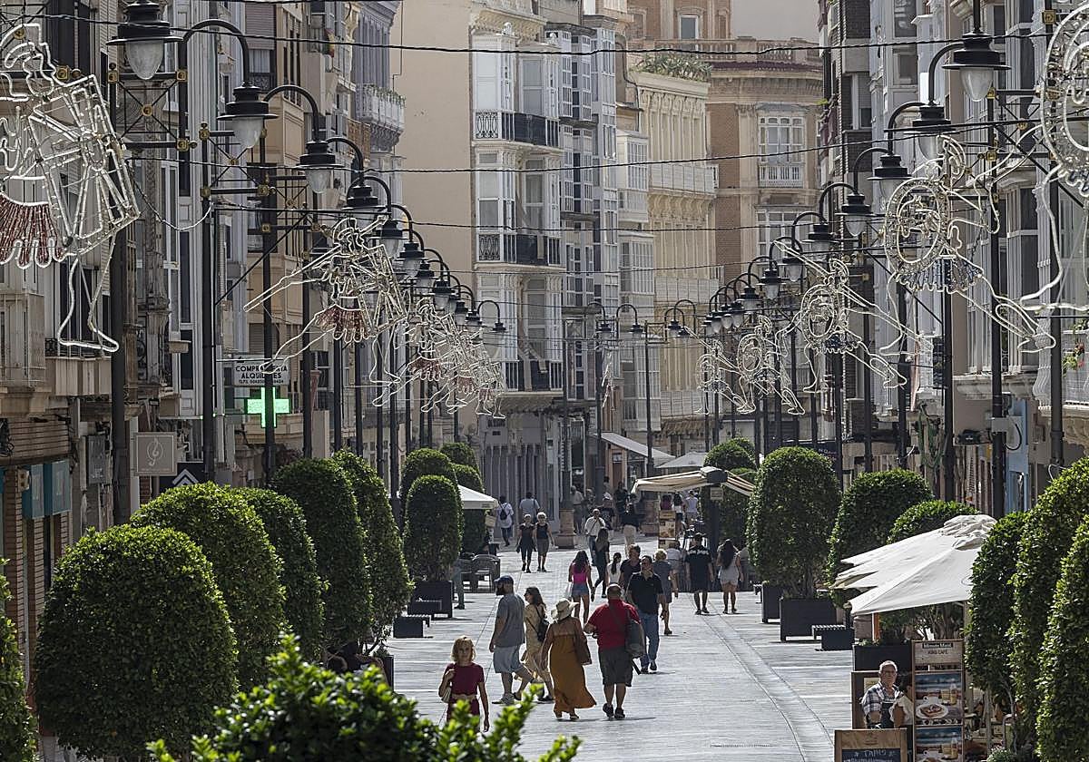 La calle del Carmen, ayer, recién engalanada para las fiestas de Carthagineses y Romanos.