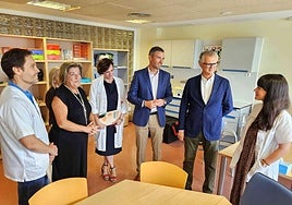 El consejero de Salud, Juan José Pedreño, con profesionales de Salud Mental este lunes en Caravaca de la Cruz.