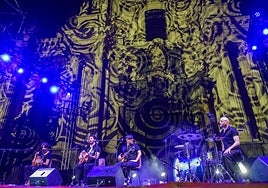 Los integrantes de Viva Suecia –Alberto, Rafa, Jess y Fernando– aderezaron su pregón a cuatro con una actuación en acústico con la Catedral como telón de fondo.