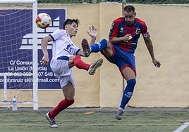 Ceballos, capitán de la Minerva, despeja en el partido de ayer.