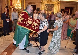 Una integrante de la Hospitalidad de Lourdes, ayer, en la basílica.