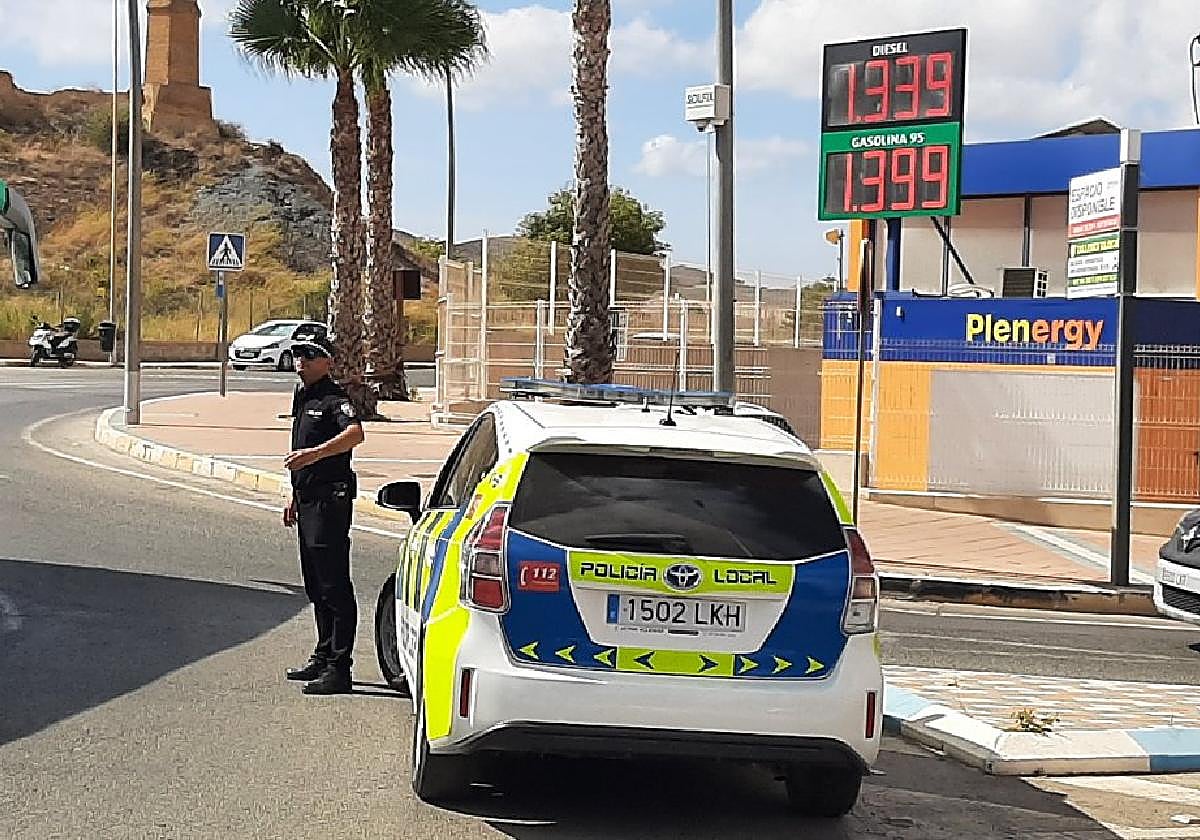 Un agente de la Policía Local vigila el tráfico junto a las cámaras instaladas en la rotonda del polideportivo.