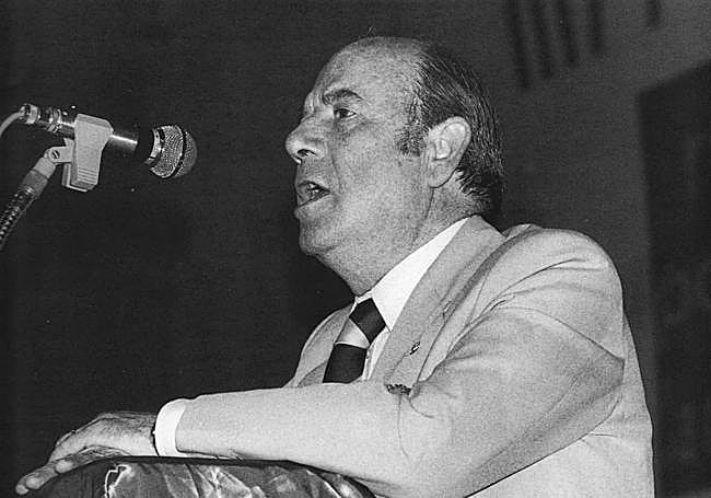 la carrera de Derecho en la Universidad de Murcia, donde se licencia con un brillante expediente.