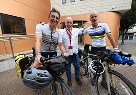 José Antonio Guerrero, este lunes a su llegada al Centro Regional de Hemodonación junto a Peter Smethurst. Les recibió el investigador José Rivera.