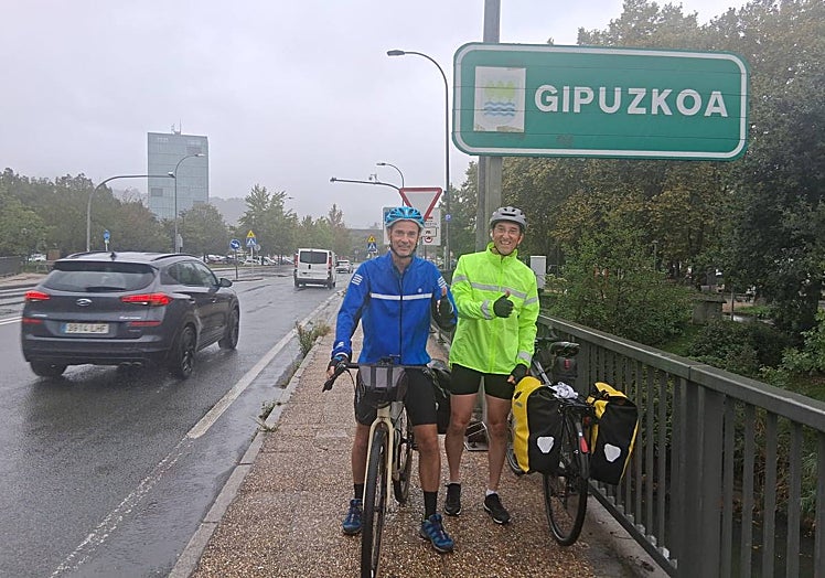 José Antonio Guerrero (izquierda) junto al también científico Peter Smethurs, a su llegada al País Vasco, en una de las etapas de su viaje.