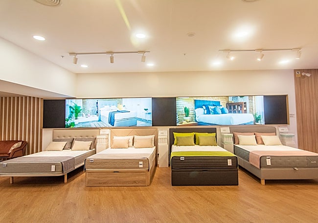 Los clientes pueden probar la amplia gama de productos expuestos en las tiendas de Maxcolchon.