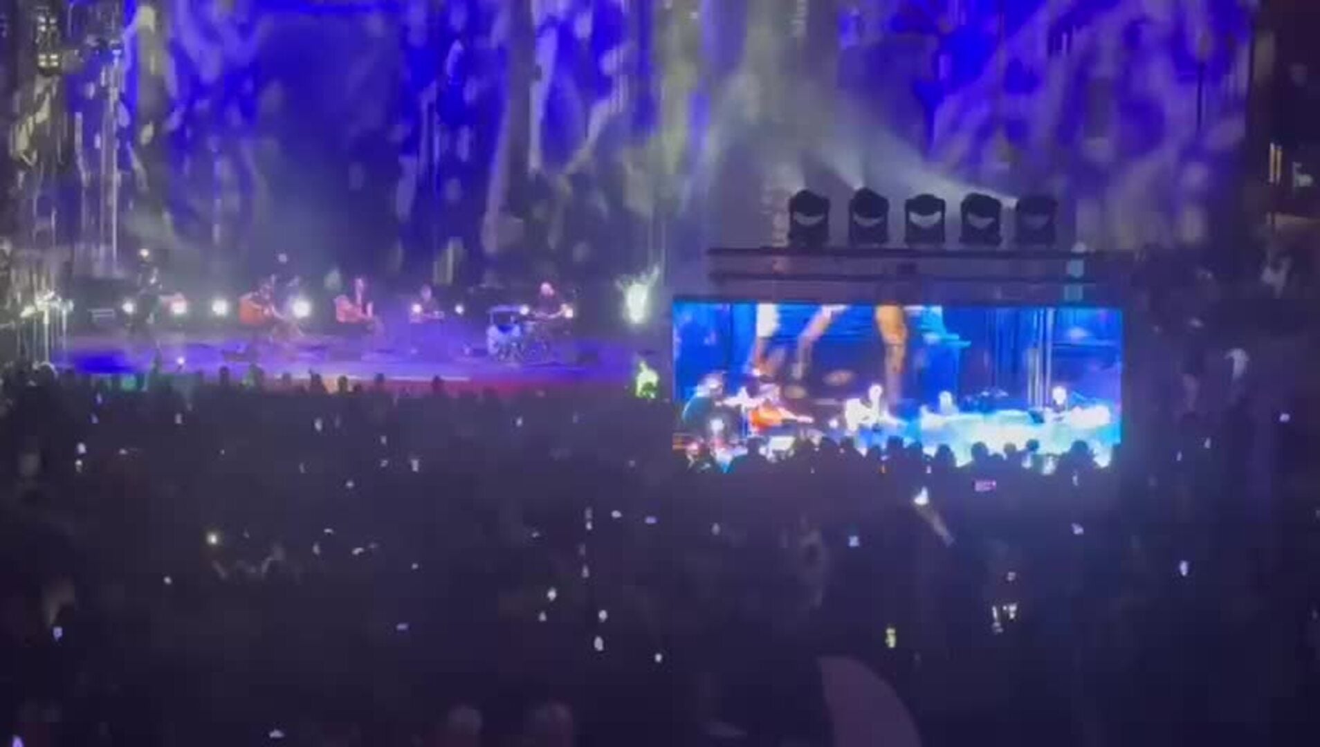 Viva Suecia interpreta 'El Bien' durante su actuación en el pregón de la Feria de Septiembre