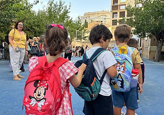 Escolares de Educación Infantil del colegio Cierva Peñafiel forman fila para entrar en clase este lunes.