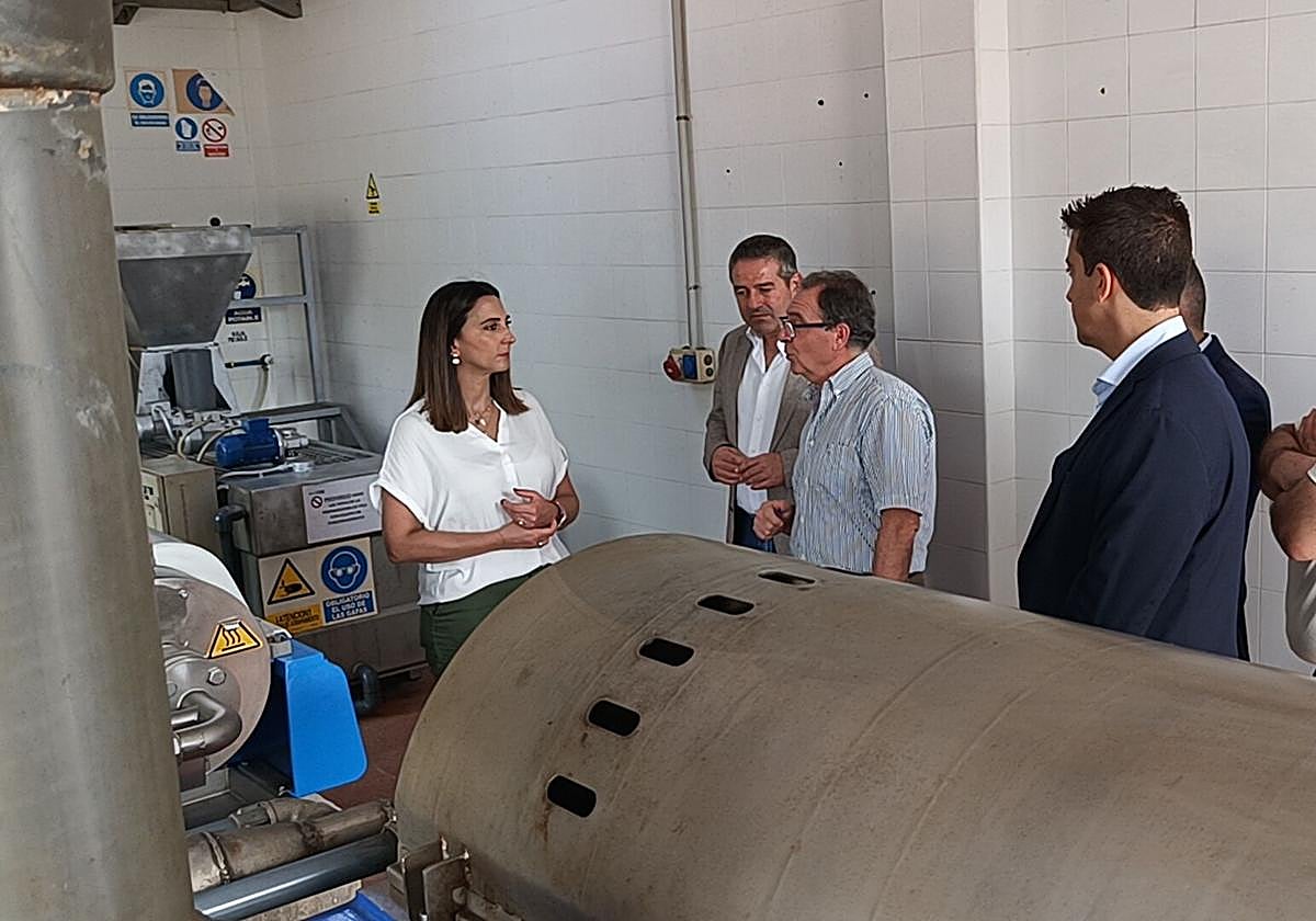 La consejera Sara Rubira en la EDAR de Blanca, junto al alcalde del municipio.