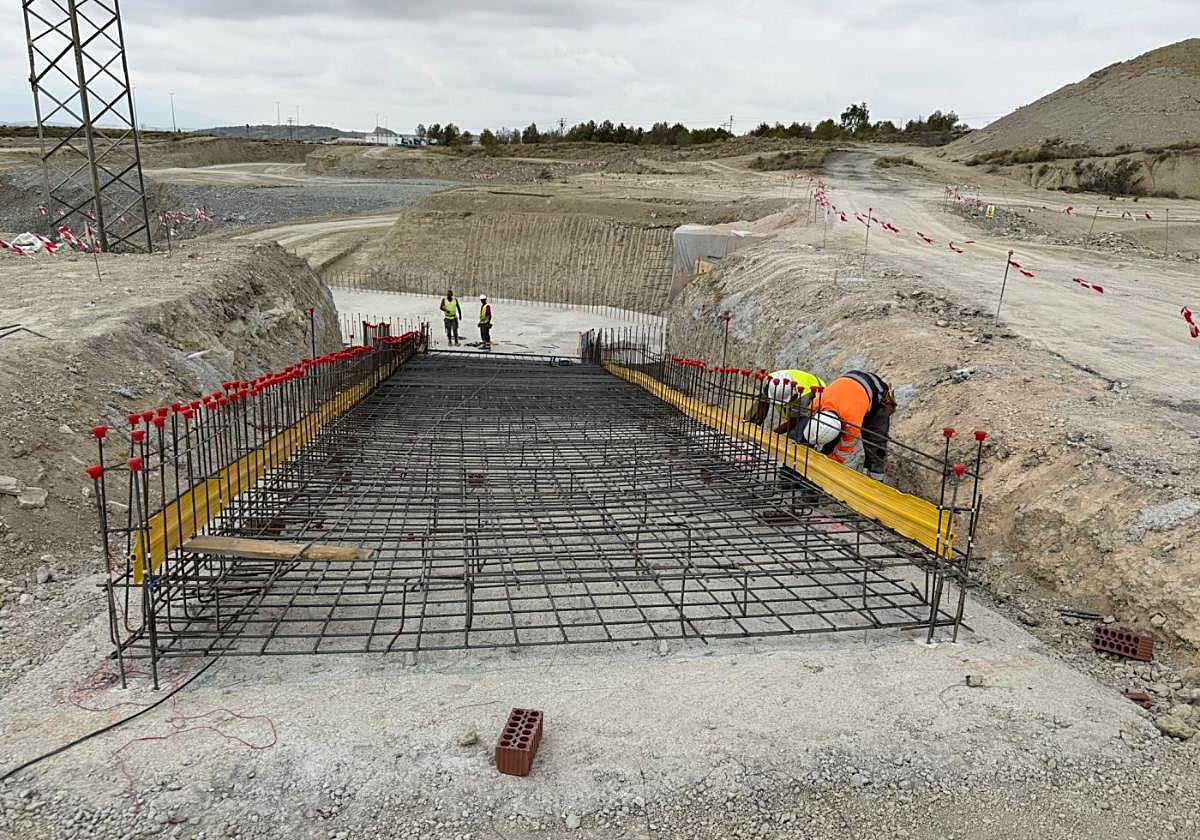 Operarios, en las obras de la zona de retención de aguas pluviales de Lorquí.