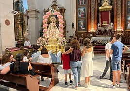 Vecinos, ante la Virgen del Buen Suceso, ayer en la basílica.