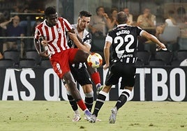 Imanol Baz y Nacho Martínez luchando un balón con Omar Janneh, delantero del Atlético Madrileño, el pasado viernes.