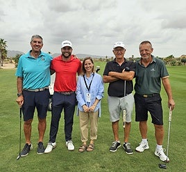 Antonio Hortal con su equipo de 'amateurs' (2º i) junto a Andrea Pascual, la directora de Comunicación y Marketing del campo.