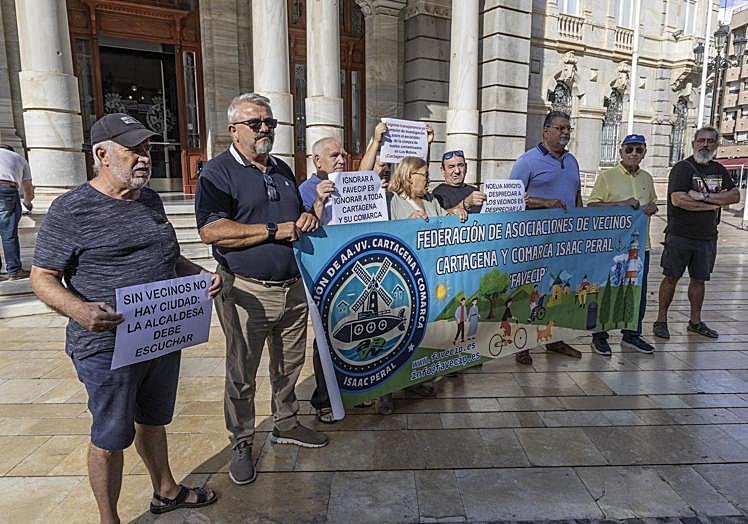 Representantes de la Federación de Asociación de Vecinos Isaac Peral, este miércoles, concentrados frente al Palacio Consistorial.