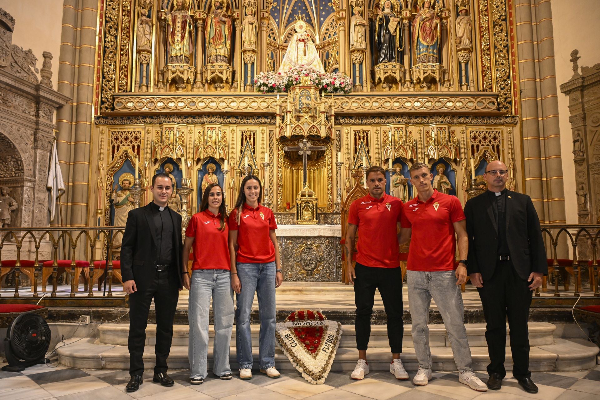 En imágenes, la ofrenda del Real Murcia a La Fuensanta