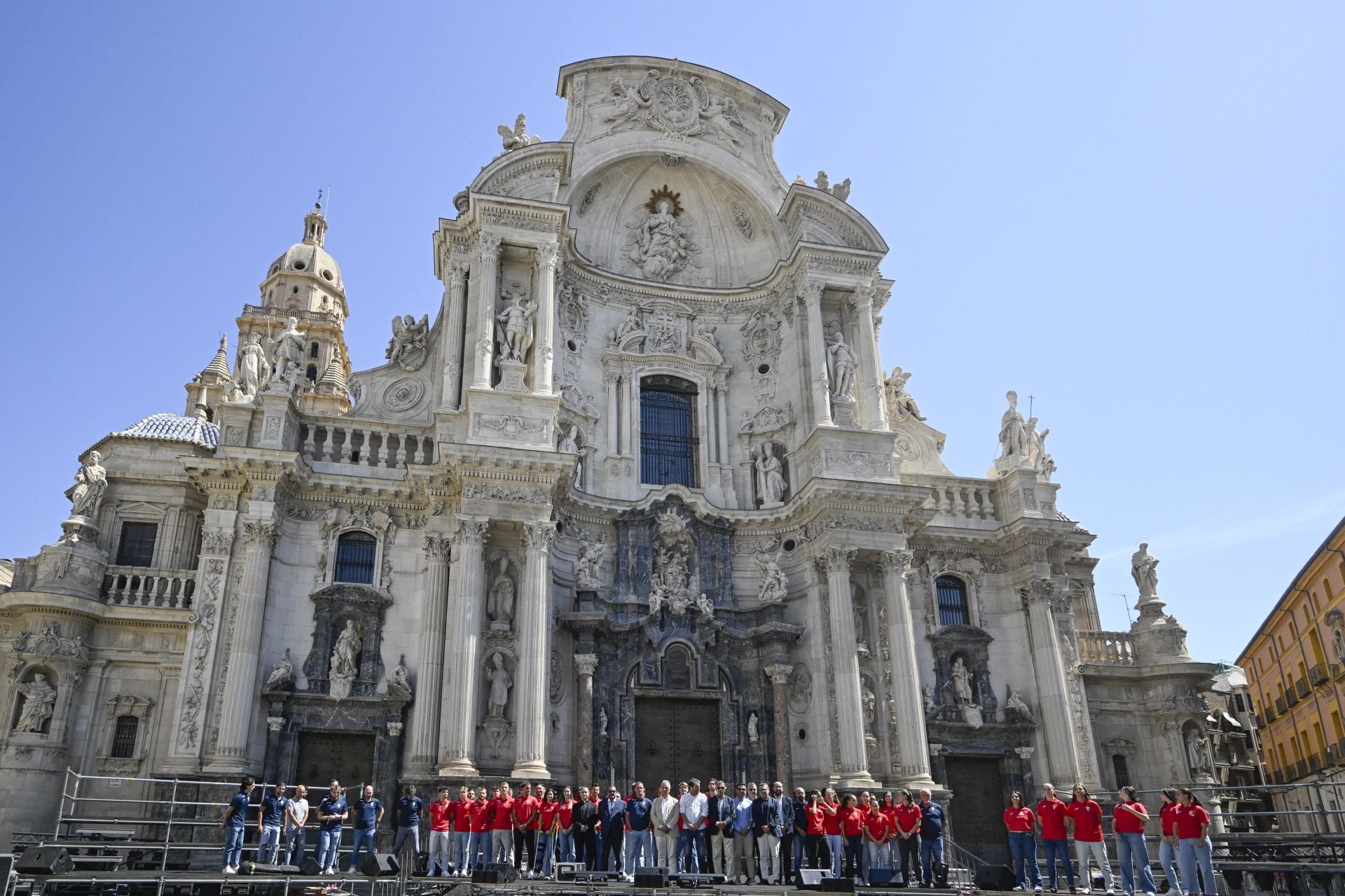 En imágenes, la ofrenda del Real Murcia a La Fuensanta