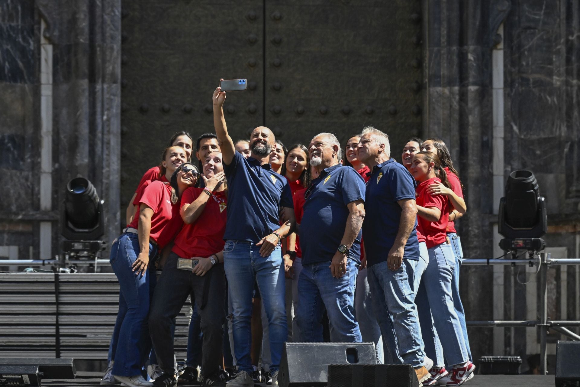 En imágenes, la ofrenda del Real Murcia a La Fuensanta