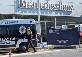 Agentes de la Policía Local de Murcia custodian el cuerpo de la fallecida hasta que se ordene el levantamiento del cadáver.