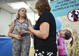 María Jesús Garrido (i) conversa con otra asistente a la lectura del manifiesto, ayer, en el jardín del Malecón, en Murcia.