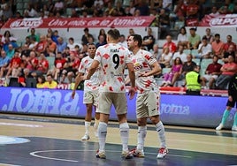 Bebe habla con Rafa Santos en el duelo ante el Córdoba.