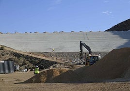 Trabajos de consolidación de los taludes, en la balsa.