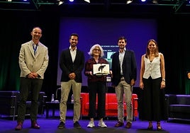 El momento en el que la escritora Rosa Ribas recogía el premio este martes.